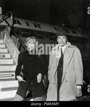 Alain Delon avec Mireille Darc en route vers Marseille pour le film, "Borsalino" vers 1969. Référence de fichier #  31316 356 THA Banque D'Images