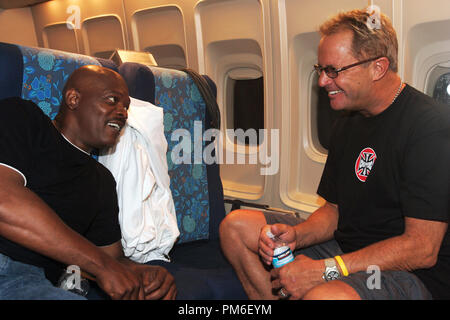 Photo du film / Publicité de 'Snakes encore sur un avion' Samuel L. Jackson, le réalisateur David R. Ellis © 2006 New Line Cinema Crédit photo : James Dittiger Référence de fichier #  30753436THA pour un usage éditorial uniquement - Tous droits réservés Banque D'Images