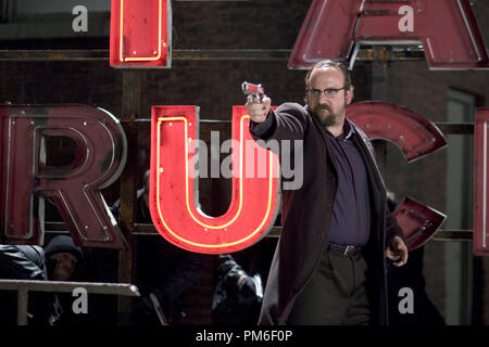 Photo du film / Publicité encore de 'Shoot'Em Up' Paul Giamatti © 2007 New Line Cinema Crédit photo : James Dittiger Référence de fichier #  30753461THA pour un usage éditorial uniquement - Tous droits réservés Banque D'Images
