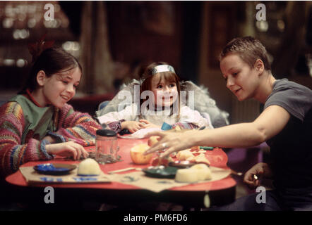 Photo du film / Publicité de 'encore en Amérique' Sarah Bolger, Emma Bolger, Samantha Morton © 2003 Fox Searchlight Référence #  30753707THA pour un usage éditorial uniquement - Tous droits réservés Banque D'Images