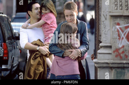 Photo du film / Publicité de 'encore en Amérique' Paddy Considine, Emma Bolger, Samantha Morton, Sarah Bolger © 2003 Fox Searchlight Référence #  30753718THA pour un usage éditorial uniquement - Tous droits réservés Banque D'Images