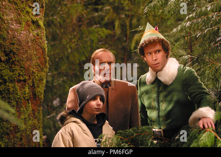 Photo du film / Publicité encore de 'Elf' Daniel Tay, James Caan, Will Ferrell © 2003 New Line Cinema Crédit photo : Alan 13-21 St Nicholas Place Référence de fichier #  30753780THA pour un usage éditorial uniquement - Tous droits réservés Banque D'Images