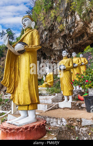 Les Statues de Bouddha à l'entrée de la grotte, un Yathaypyan Hpa, Myanamar Banque D'Images