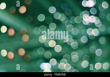 Abstract blurred intérieur décoré dans l'éclairage de couleur vert et blanc Banque D'Images