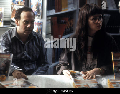 Photo du film / Publicité encore de 'American Splendor' Paul Giamatti, espérons Davis © 2003 Fine ligne dispose de Crédit Photo : John Clifford Référence #  30753934THA pour un usage éditorial uniquement - Tous droits réservés Banque D'Images