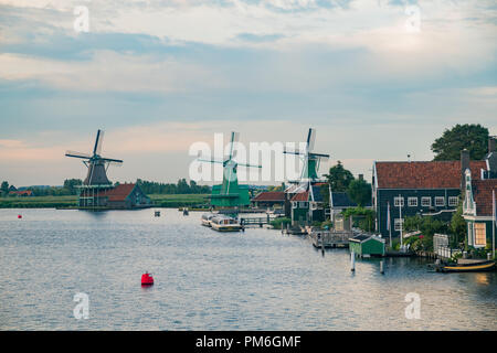 De Gekroonde Poelenburg, de Kat, Moulin De Zoeker moulin et vue sur la rivière à Zaandijk, Pays-Bas Banque D'Images