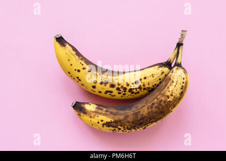Les bananes trop mûres sur fond rose, horizontal, vue du dessus Banque D'Images