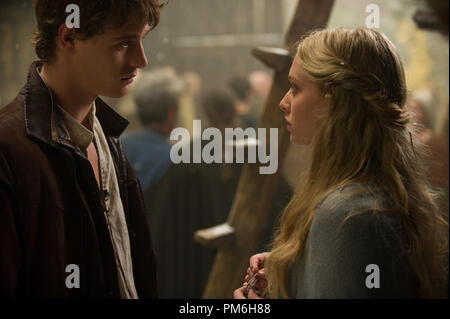 (L-r) MAX IRONS comme Henry et Amanda Seyfried que Valerie dans la région de Warner Bros Pictures' fantasy thriller rouge Red Riding Hood,' un Warner Bros Pictures version. Banque D'Images