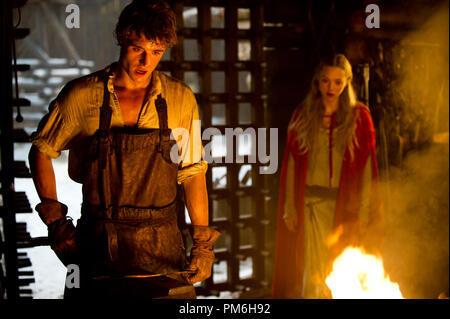 (L-r) MAX IRONS comme Henry et Amanda Seyfried que Valerie dans la région de Warner Bros Pictures' fantasy thriller rouge Red Riding Hood,' un Warner Bros Pictures version. Banque D'Images