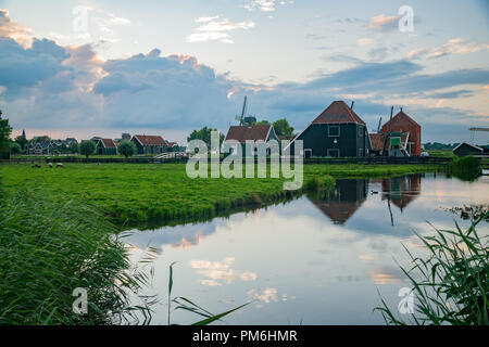 De Gekroonde Poelenburg, de Kat moulin néerlandaise avec maisons et une réflexion au Pays-Bas, Zaandijk Banque D'Images