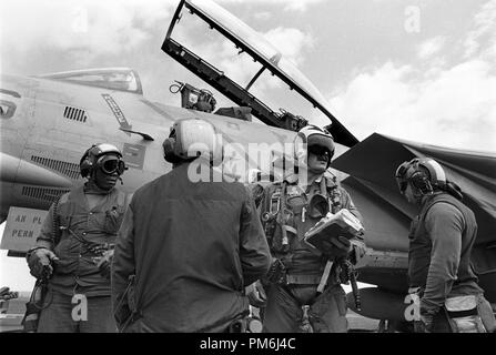 La Marine américaine, Roosevelt porte-avions en mer Méditerranée, Avril 1989 Banque D'Images