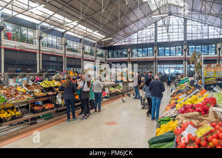 Des étals de fruits et légumes dans le Mercado da Ribeira, Lisbonne, Portugal Banque D'Images