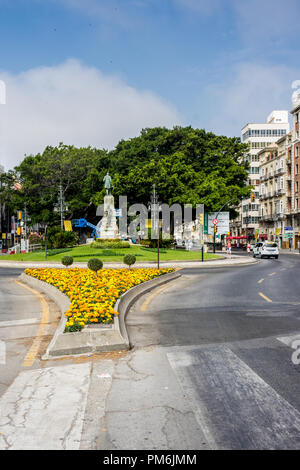 Espagne, Malaga - 24 juin 2017 : une automobile passe par une statue dans la ville de Malaga avec sreets vide Banque D'Images