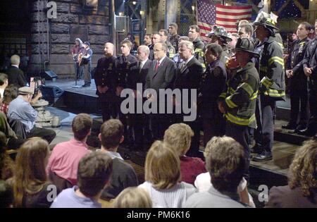 Photo du film / Publicité encore de 'Samedi soir Live' Rudolph Giuliani est sur scène avec les membres de la New York City Police et d'incendie alors que Paul Simon chante vers 2001 Référence #  30847452THA pour un usage éditorial uniquement - Tous droits réservés Banque D'Images