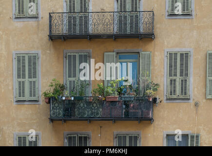 Balcons et fenêtres dans la vieille ville, Nice Banque D'Images