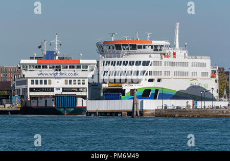 Victoria de Wight un nouveau ferry roro avec le vieux ferry St Faith sur le front de mer de vieux Portsmouth, Angleterre, Royaume-Uni Banque D'Images