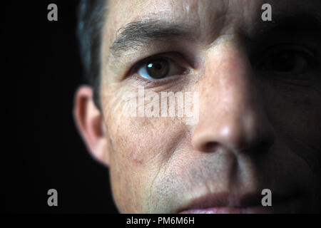Portrait d'un homme sur fond noir, Close up on eye Banque D'Images