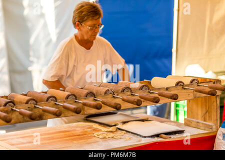 CERVIA (RA), l'Italie - 16 septembre 2018 : la préparation de gâteaux de cheminée hongrois Marché Européen, exposition de produits typiques de la rue et la saveur Banque D'Images