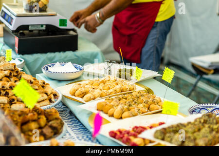 CERVIA (RA), l'Italie - 16 septembre 2018 : Pâtisserie arabe à vendre au marché européen, l'exposition de la rue de produits typiques et de saveurs de l'Europe Banque D'Images