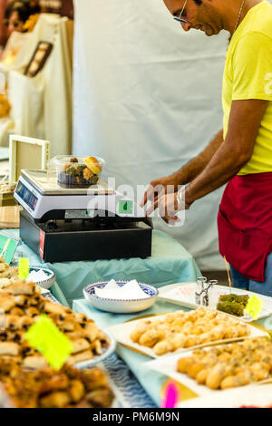 CERVIA (RA), l'Italie - 16 septembre 2018 : Pâtisserie arabe à vendre au marché européen, l'exposition de la rue de produits typiques et de saveurs de l'Europe Banque D'Images