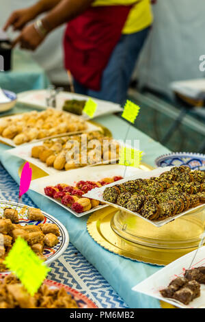 CERVIA (RA), l'Italie - 16 septembre 2018 : Pâtisserie arabe à vendre au marché européen, l'exposition de la rue de produits typiques et de saveurs de l'Europe Banque D'Images