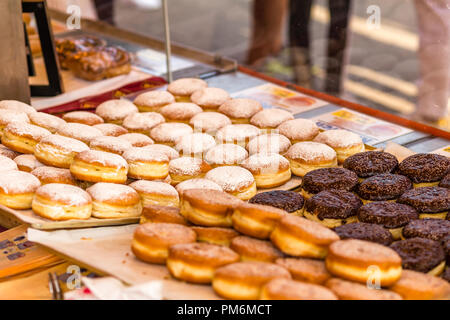 Beignets d'Autriche à vendre dans la rue du marché Banque D'Images