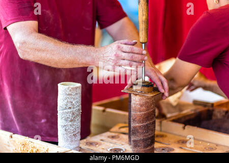 Des gâteaux préparés dans cheminée hongrois street market Banque D'Images