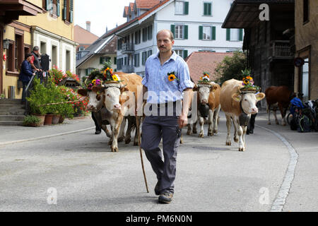 Sumiswald, Suisse, le 14 septembre 2018 : défilé dans le village Sumiswald dans le canton de Berne de la cérémonie d'automne de bétail de montagne Banque D'Images