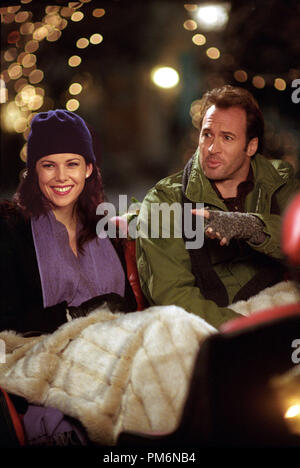 Photo du film / Publicité encore de 'Gilmore Girls' (épisode : Le Dîner de Bracebridge) Lauren Graham, Scott Patterson 2001 Photo credit : Ron Batzdorff Référence de fichier #  30847965THA pour un usage éditorial uniquement - Tous droits réservés Banque D'Images