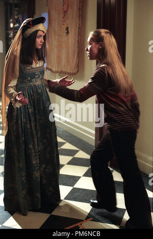 Photo du film / Publicité encore de 'Gilmore Girls' (épisode : courir loin Petit Garçon) Alexis Bledel, Liza Weil 2001 Photo credit : Ron Batzdorff Référence de fichier #  30847980THA pour un usage éditorial uniquement - Tous droits réservés Banque D'Images