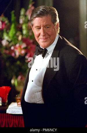 Photo du film / Publicité encore de 'Gilmore Girls' (épisode : présentation de Lorelai Gilmore) Edward Herrmann 2001 Crédit photo : Mike Ansell Référence de fichier #  30847984THA pour un usage éditorial uniquement - Tous droits réservés Banque D'Images