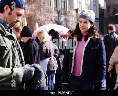 Photo du film / Publicité encore de 'Gilmore Girls' (épisode : Paris is Burning) Scott Patterson, Lauren Graham 2001 Crédit photo : Marsha Blackburn Référence #  30847989THA pour un usage éditorial uniquement - Tous droits réservés Banque D'Images