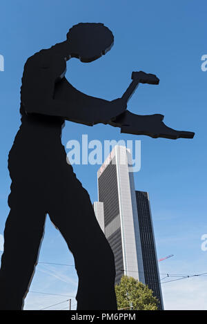 La sculpture, martelage, l'homme conçu par Jonathan Borofsky, près de l'aire d'exposition de Francfort, Frankfurt am Main, Allemagne. Banque D'Images