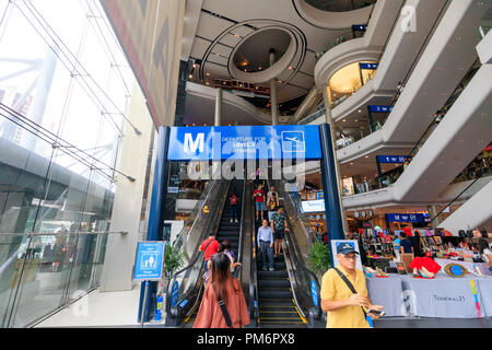 Bangkok, Thaïlande - 25 juillet 2018 : l'intérieur de centre commercial Terminal 21 à Bangkok Banque D'Images