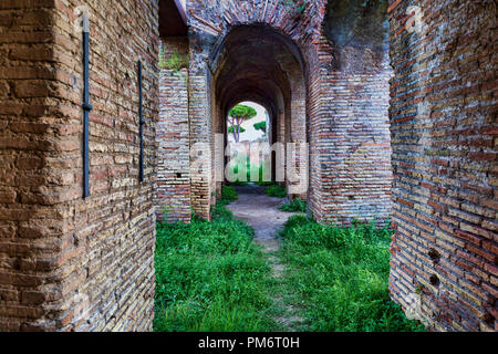 Street view sous colonnades romaines d''Ostia Antica - Rome Banque D'Images