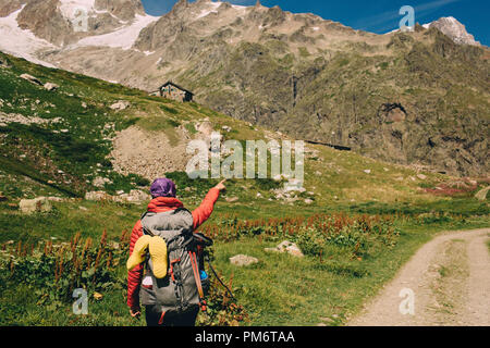 Femme avec un sac à dos, à la recherche sur la montagne. Randonnées autour du Mont Blanc, Vallée Veny, Val d'Aoste - Italie Banque D'Images