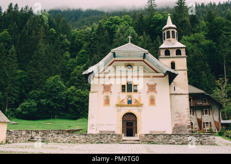 Les Contamines Montjoie, FRANCE - 25 août, 2018 : Chapelle Notre Dame De La Gorge, dans le village de Bourg-Saint-Maurice, dans le fond de la vallée, Franc Banque D'Images