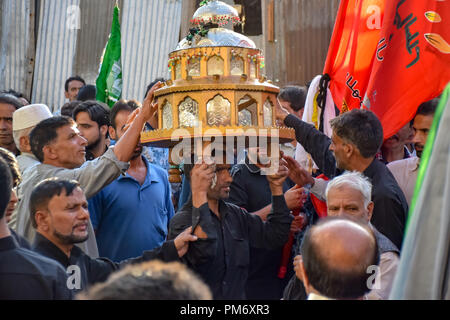 Chiite musulmane du cachemire vu holding Saint Coran lors d'un 6e jour de procession Ashura à Srinagar le lundi. Musulman chiite commémore Muharram, le premier mois du calendrier lunaire, comme mois de deuil en souvenir du martyre du prophète Muhammad SAWS Islamique petit-fils de l'Imam Hussain (PSL) qui a été martyrisé sur 10e jour de Mouharram en bataille de Karbala en 680 A.D certains il y a 1400 ans. Banque D'Images