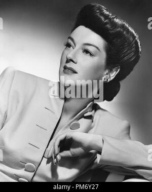 Encore une publicité Studio : Rosalind Russell circa 1955référence #  31202 Fichier 1003THA Banque D'Images