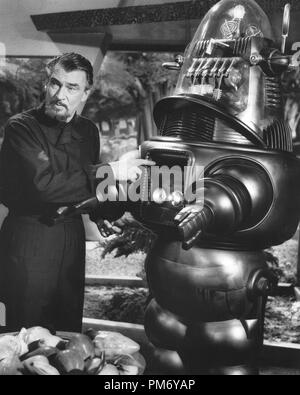 Studio publicité Still : 'Forbidden Planet' Walter Pidgeon, Robby the robot, 1956 MGM référence de fichier # 31202 1132THA Banque D'Images