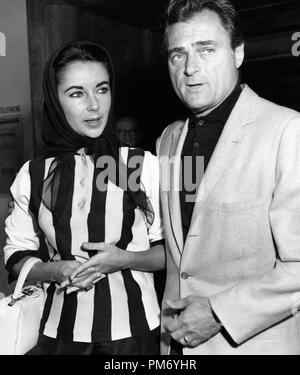 Studio publicité Still : Elizabeth Taylor et son mari Mike Todd circa 1957 référence du dossier # 31202 1241THA Banque D'Images