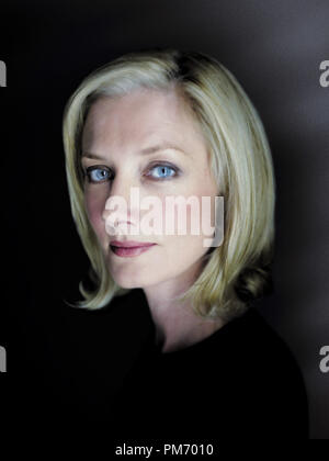 Photo du film / Publicité encore de 'Nip / Tuck' Saison 1 Joely Richardson 2003 Crédit photo : Robert Zuckerman Référence #  30753185THA pour un usage éditorial uniquement - Tous droits réservés Banque D'Images