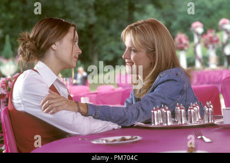 Photo du film / Publicité encore de 'ce qu'une fille veut. Amanda Bynes, Kelly Preston © 2003 Warner Bros. Crédit photo : Frank Connor Référence de fichier #  30753245THA pour un usage éditorial uniquement - Tous droits réservés Banque D'Images