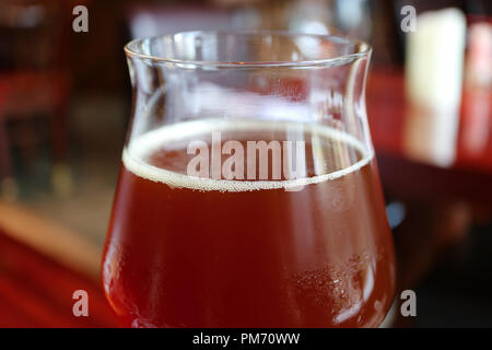 Fermé un verre de bière artisanale réfrigéré couleur rubis Banque D'Images