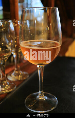 Photo verticale d'un verre de couleur ambre réfrigérées craft beer sur la table à manger Banque D'Images