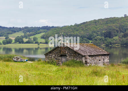 Construit en pierre d'un hangar à bateaux sur la rive ouest du lac d''Esthwaite Water dans le Lake District Anglais, à une courte distance de Hawkshead à l'auberge de jeunesse. Banque D'Images