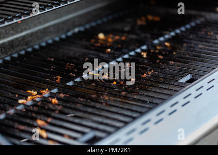 Grilles de cuisson en fonte sale sur outdoor grill à gaz. Banque D'Images