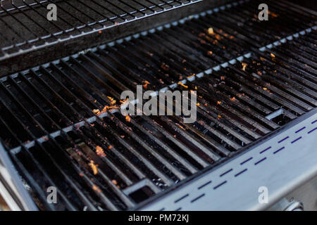 Grilles de cuisson en fonte sale sur outdoor grill à gaz. Banque D'Images