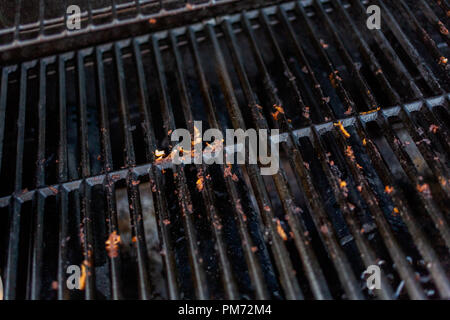 Grilles de cuisson en fonte sale sur outdoor grill à gaz. Banque D'Images