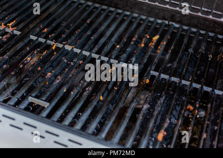 Grilles de cuisson en fonte sale sur outdoor grill à gaz. Banque D'Images